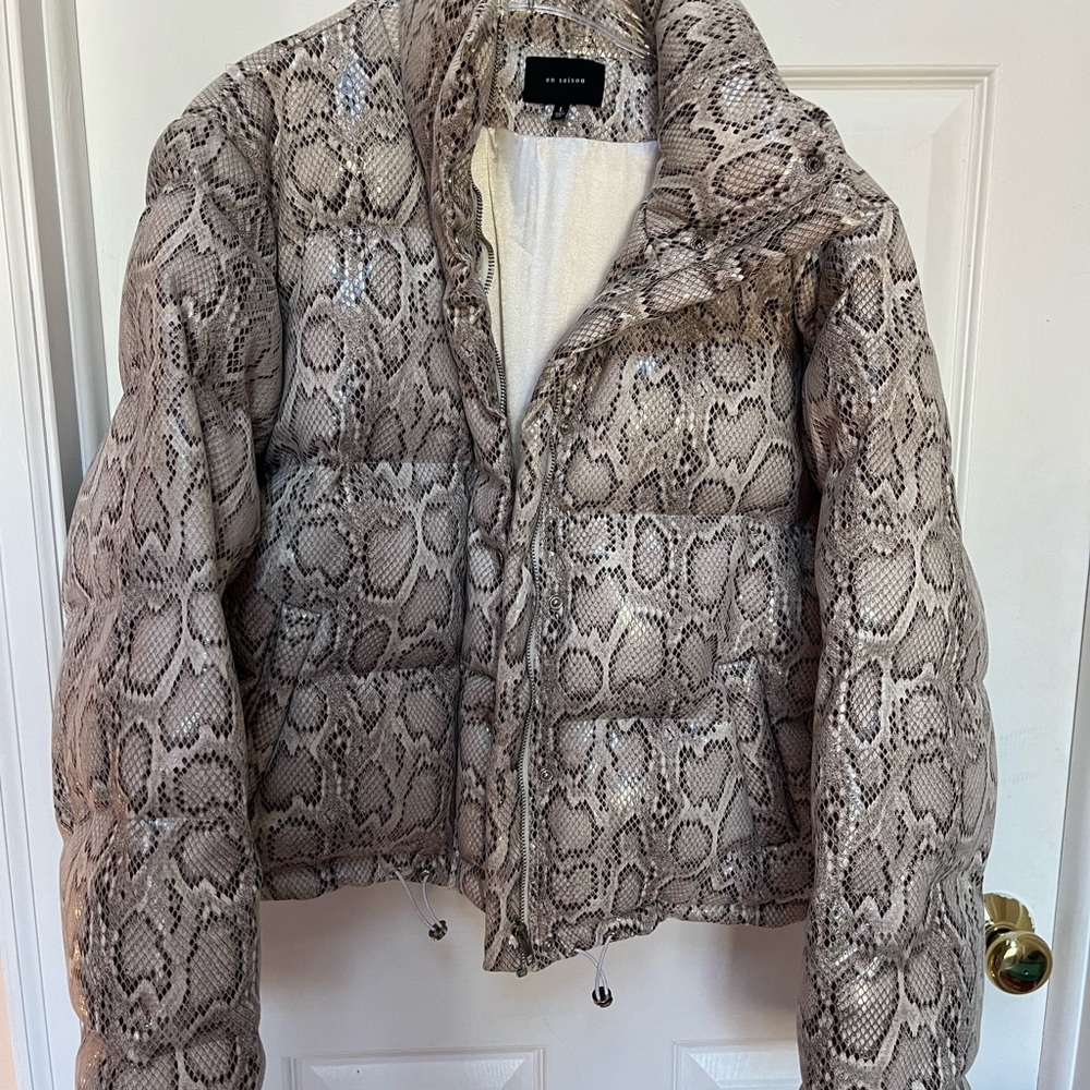 En Saison Gray Puffer Jacket with Snakeskin Pattern